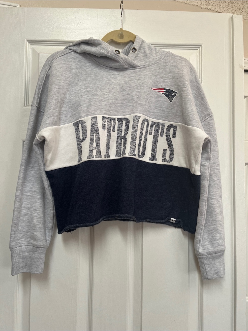 47 Brand Women's New England Patriots Lizzy Cutoff Pullover size M - Picture 2 of 6